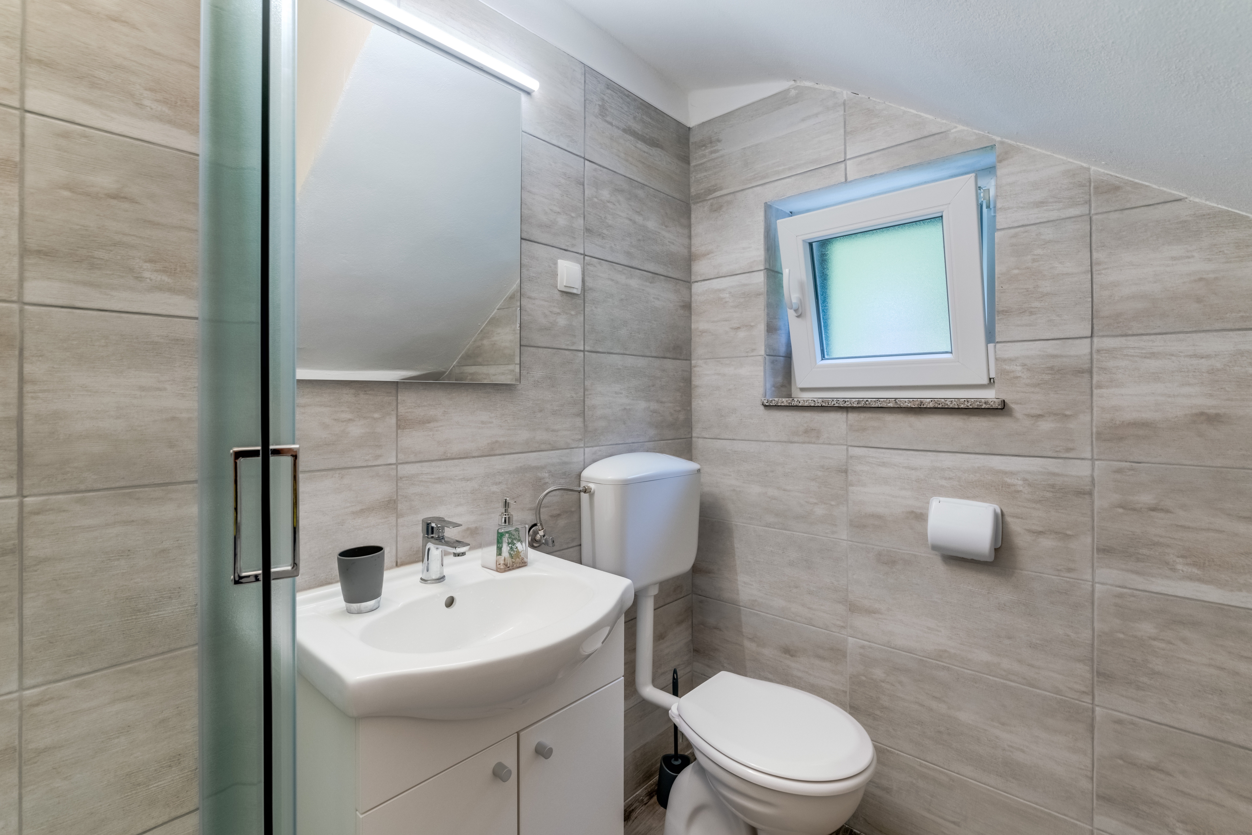 Dvosobna kuća s terasom Fužine, Gorski kotar  K