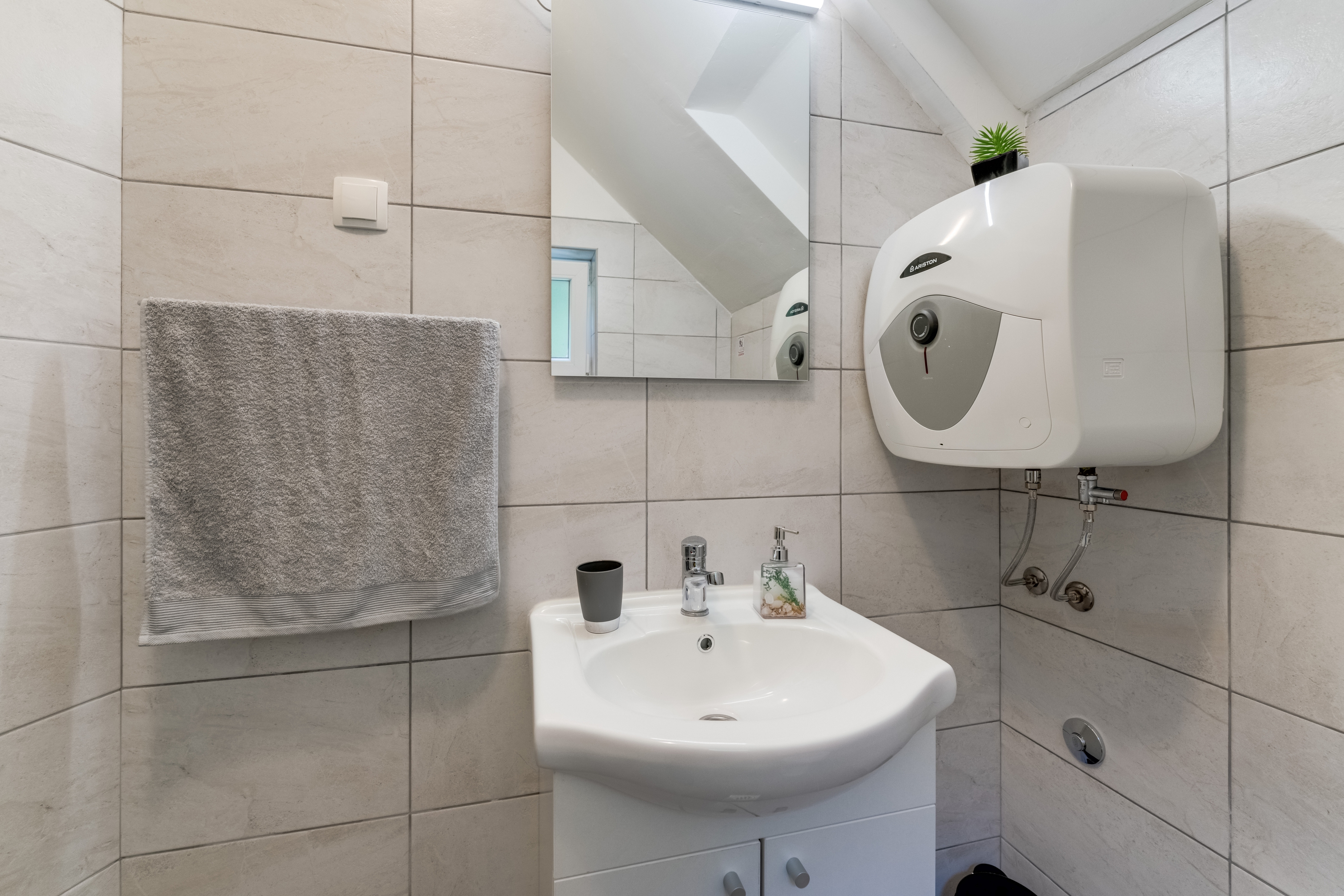 Dvosobna kuća s terasom Fužine, Gorski kotar  K