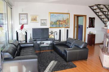 Living room 1 Trogir, Living room 1 in the apartment, dostupna klima i WIFI.