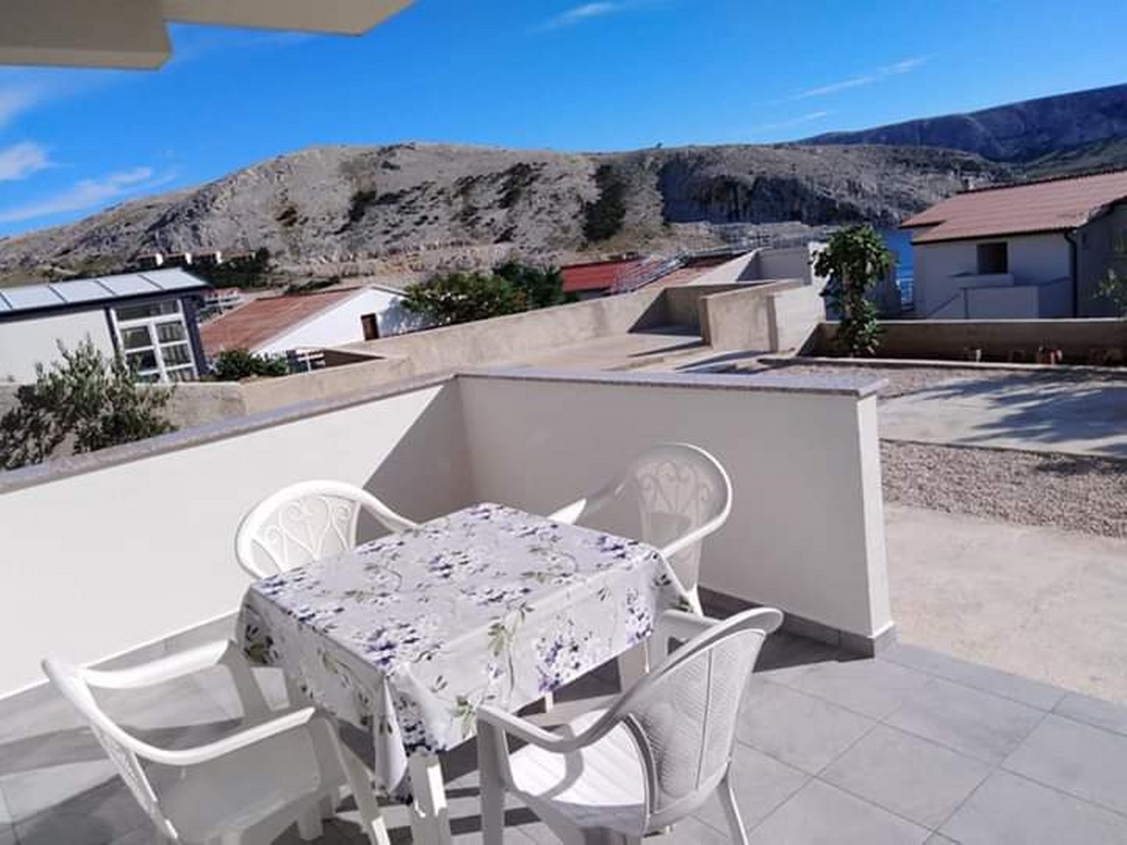 One bedroom apartment with terrace and sea view Metajna (Pag) (A-20521-a)