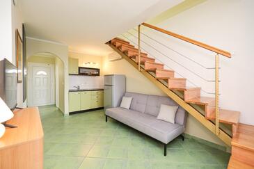 Petrčane, Living room in the apartment, air condition available, (pet friendly) and WiFi.