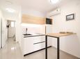 Petrčane, Kitchen in the studio-apartment, air condition available, (pet friendly) and WiFi.