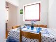 Njivice, Столовая в размещении типа apartment, WiFi.