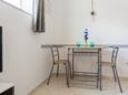 Njivice, Comedor in the studio-apartment, WiFi.