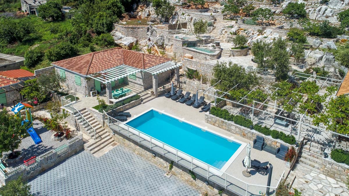Dvosobni apartman s terasom i pogledom na more Orebić, Pelješac  A-c
