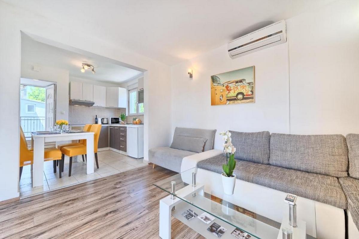 One bedroom apartment with terrace Kaštel Lukšić, Kaštela  A-c