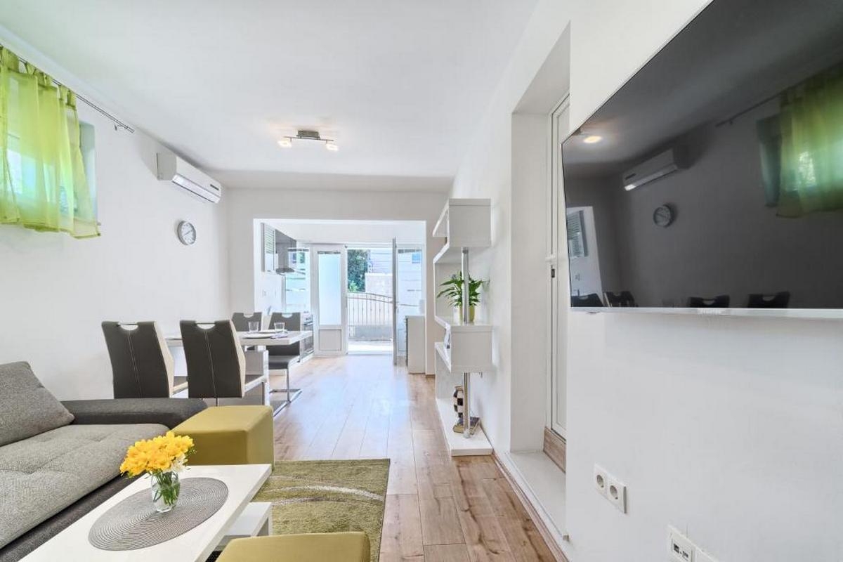 One bedroom apartment with terrace Kaštel Lukšić, Kaštela  A-d