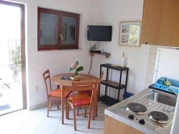 Ždrelac, Comedor in the apartment, air condition available, (pet friendly) y WiFi.