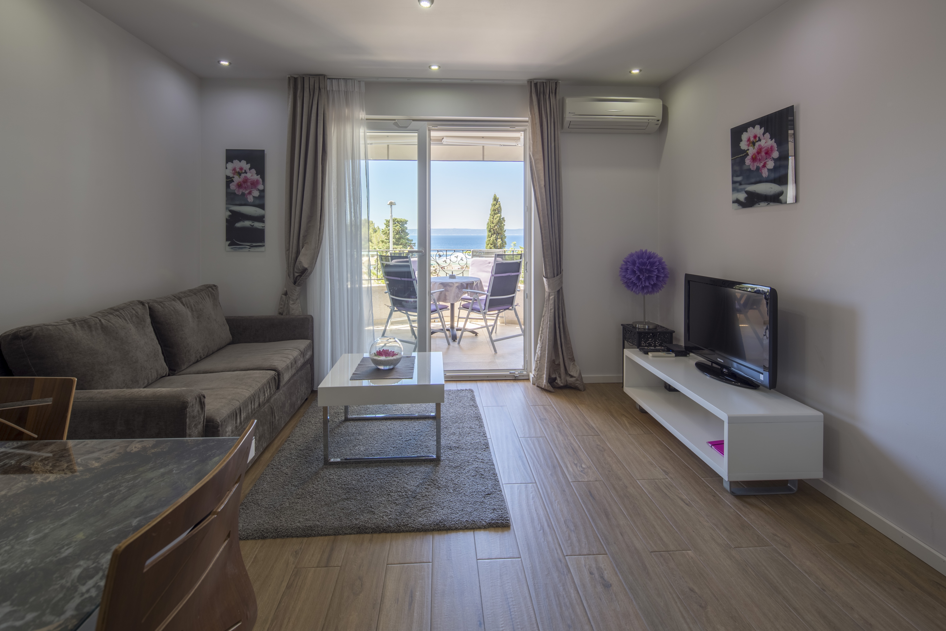 One bedroom apartment with terrace and sea view Makarska (A-20587-b)