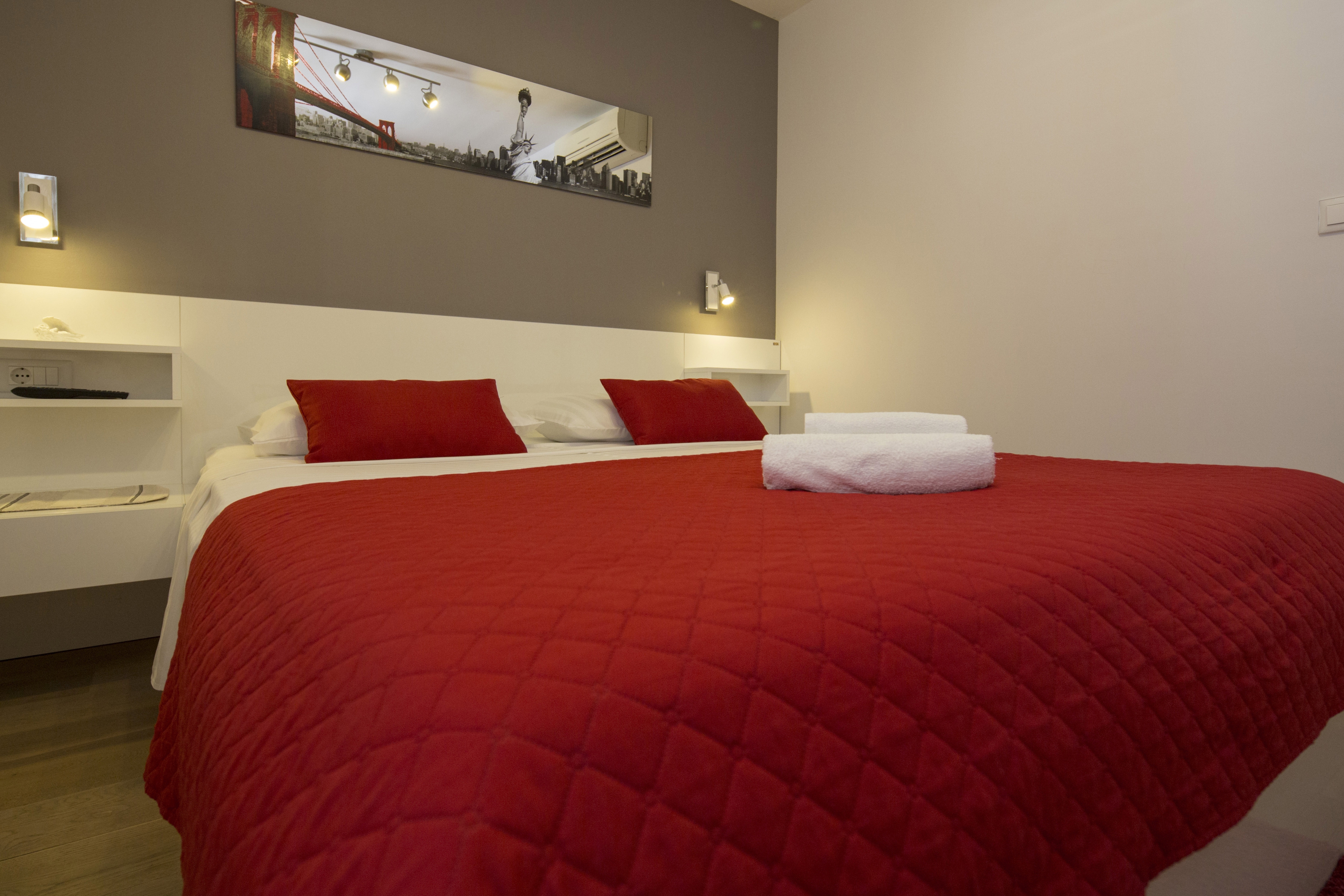 One bedroom apartment with terrace and sea view Makarska (A-20587-d)