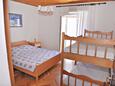 Ložnice Metajna, Ložnice v ubytování typu room, s klimatizací, domácí mazlíčci povoleni a WiFi.