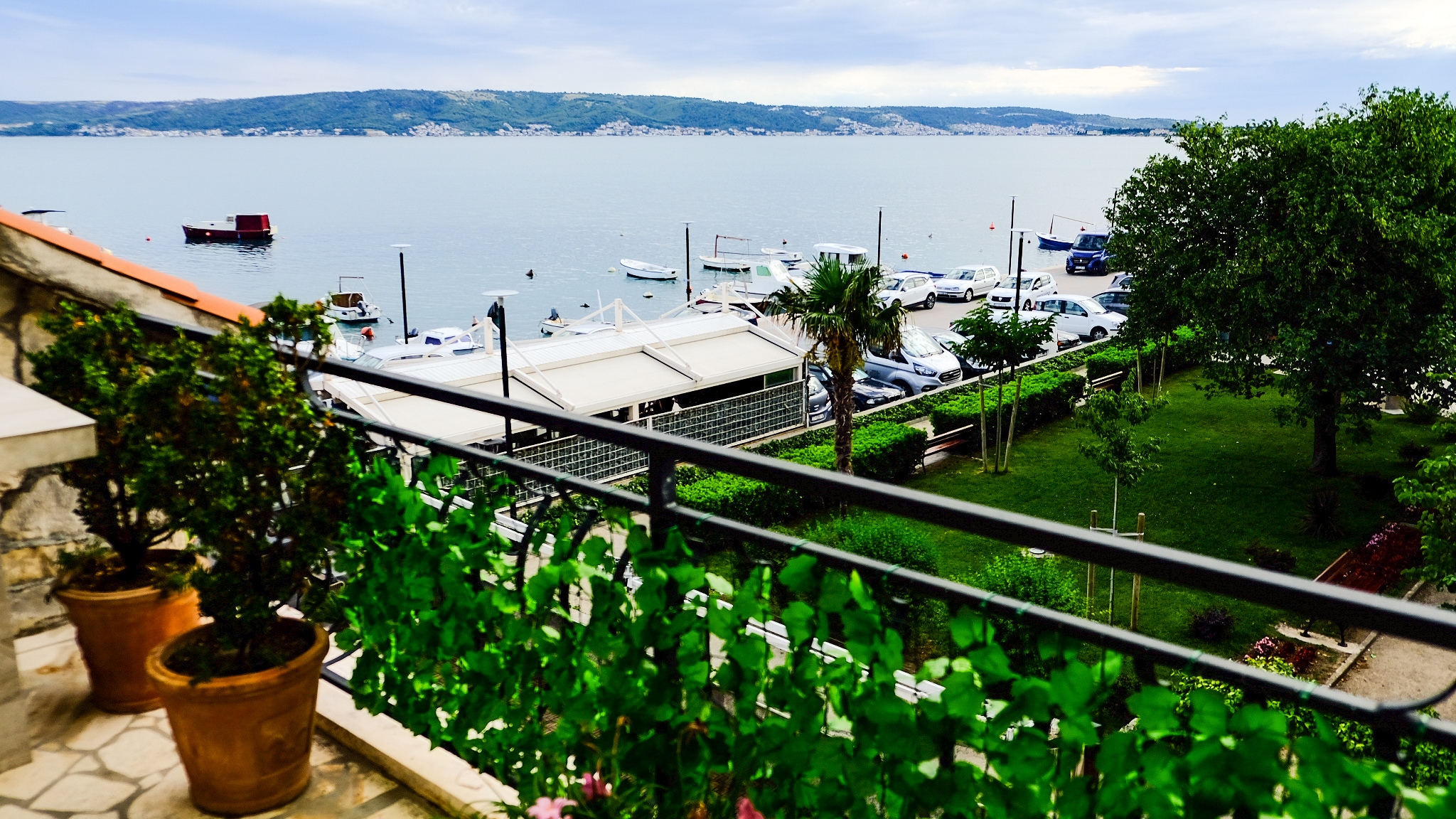 Two bedroom apartment with terrace and sea view Kaštel Novi, Kaštela  A-a