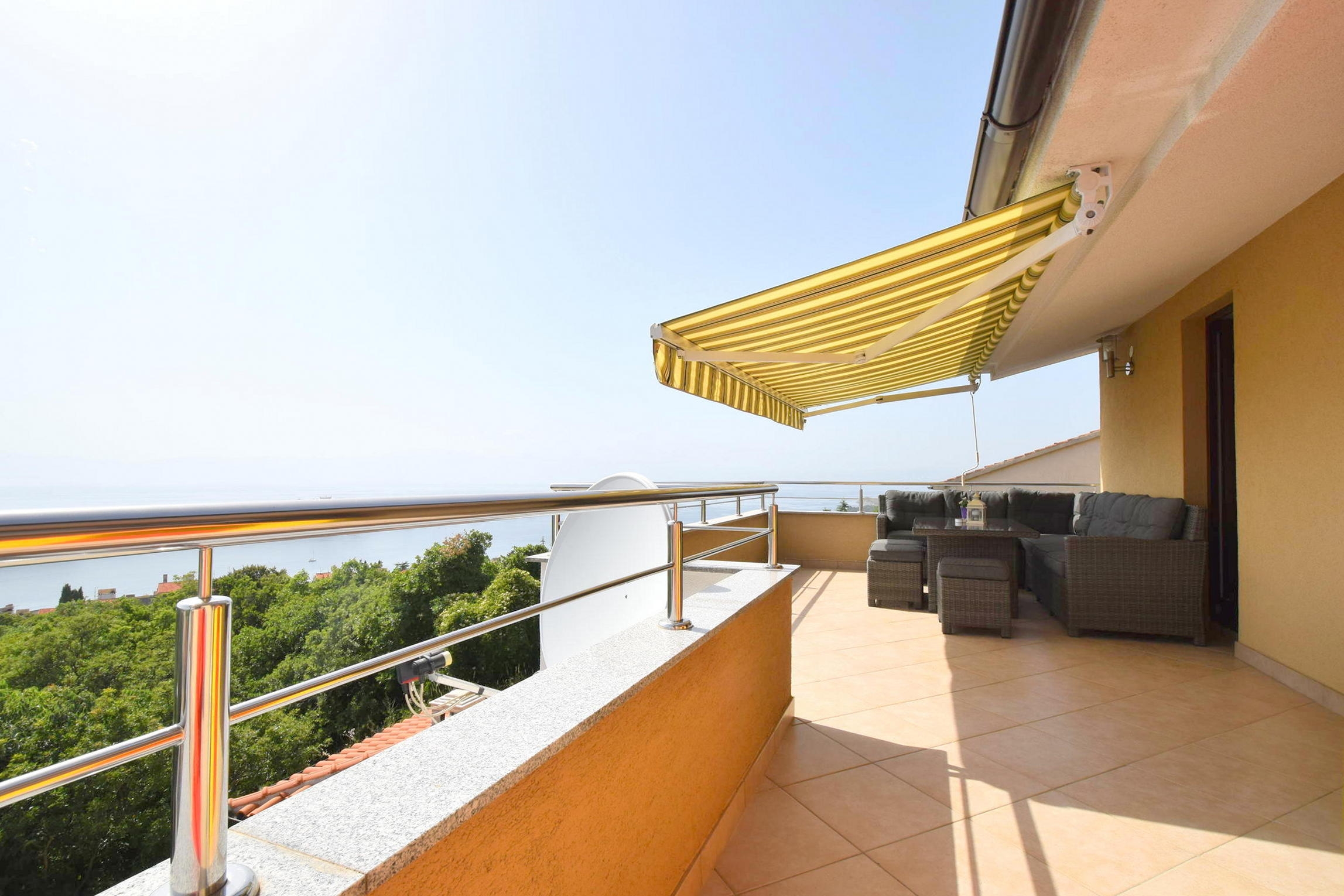 Three bedroom apartment with terrace and sea view Omišalj, Krk  A-b