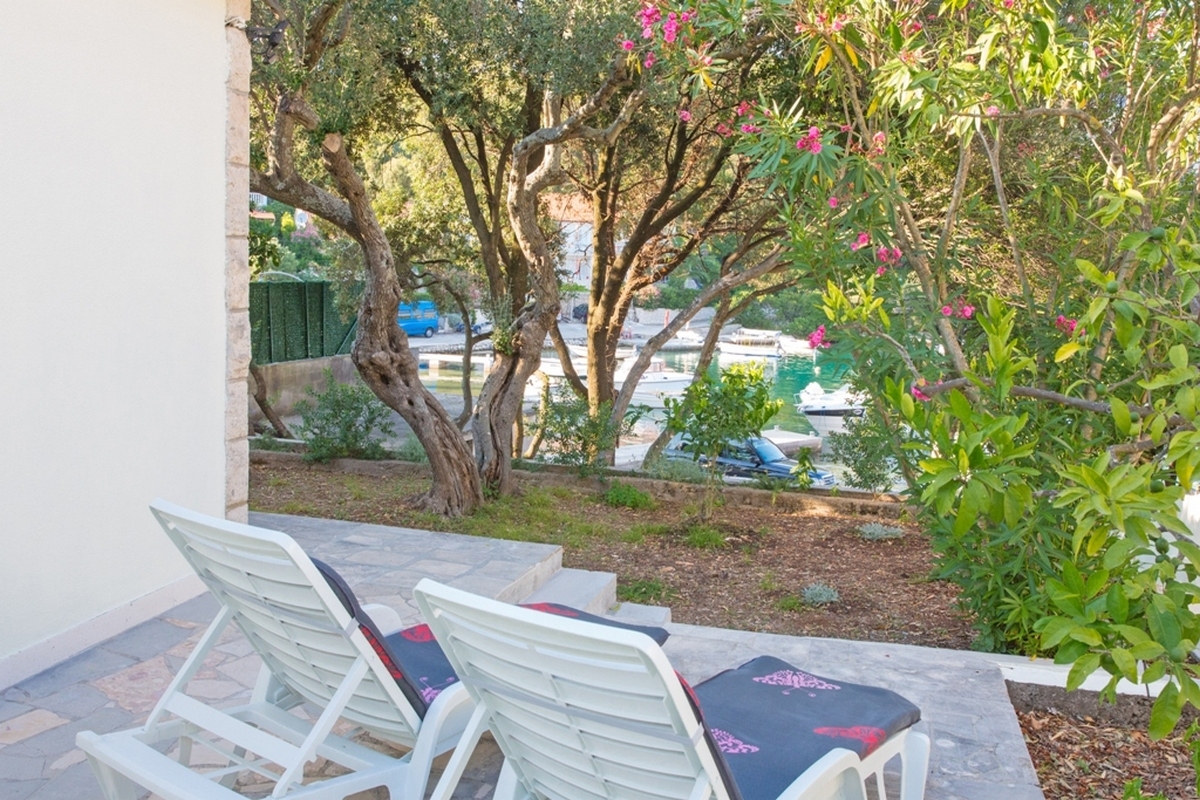 Two bedroom house near beach Žrnovska Banja, Korčula  K