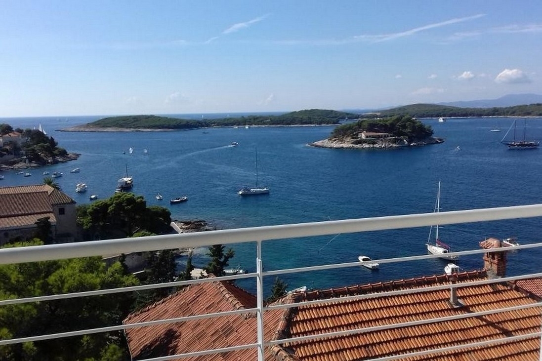 Studio flat with balcony and sea view Hvar  AS-a