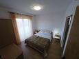 Ložnice 1 Lopar, Ložnice 1 v ubytování typu apartment, s klimatizací, domácí mazlíčci povoleni a WiFi.