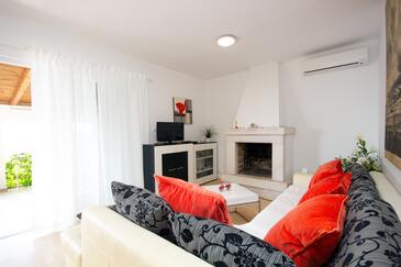 Gradina, Sala de estar in the apartment, air condition available y WiFi.