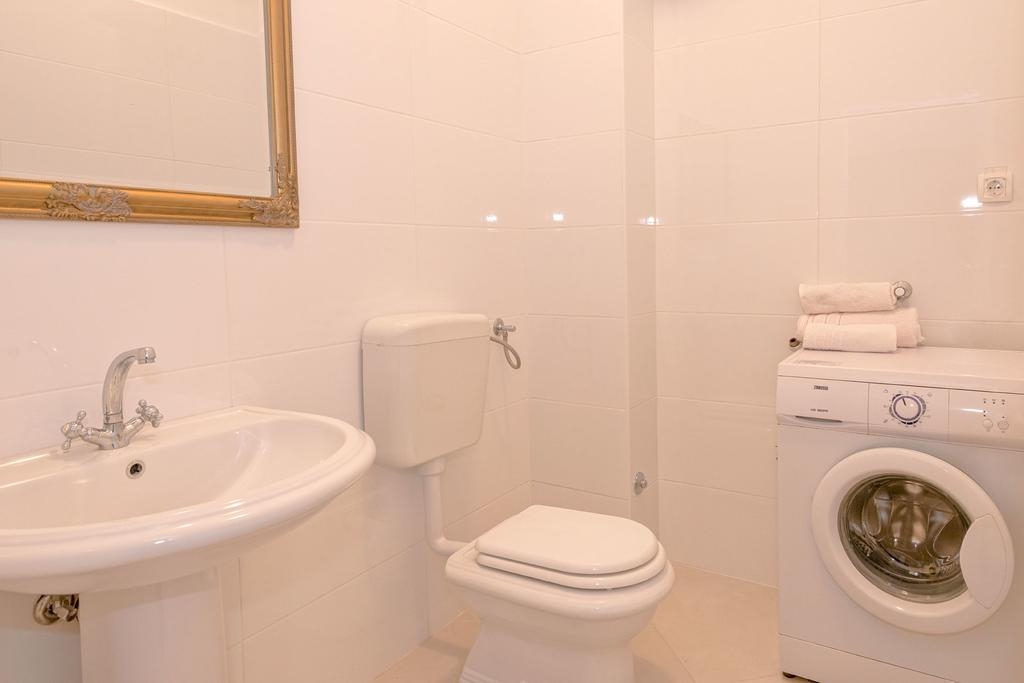 Three bedroom apartment with balcony and sea view Jelsa, Hvar  A-c