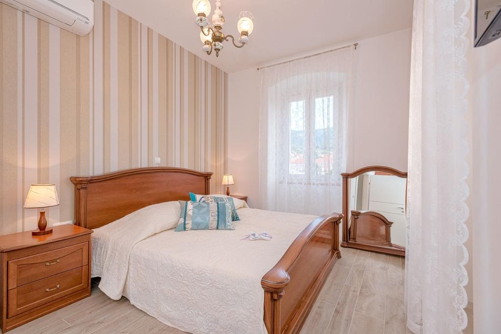 Three bedroom apartment with balcony and sea view Jelsa, Hvar  A-c