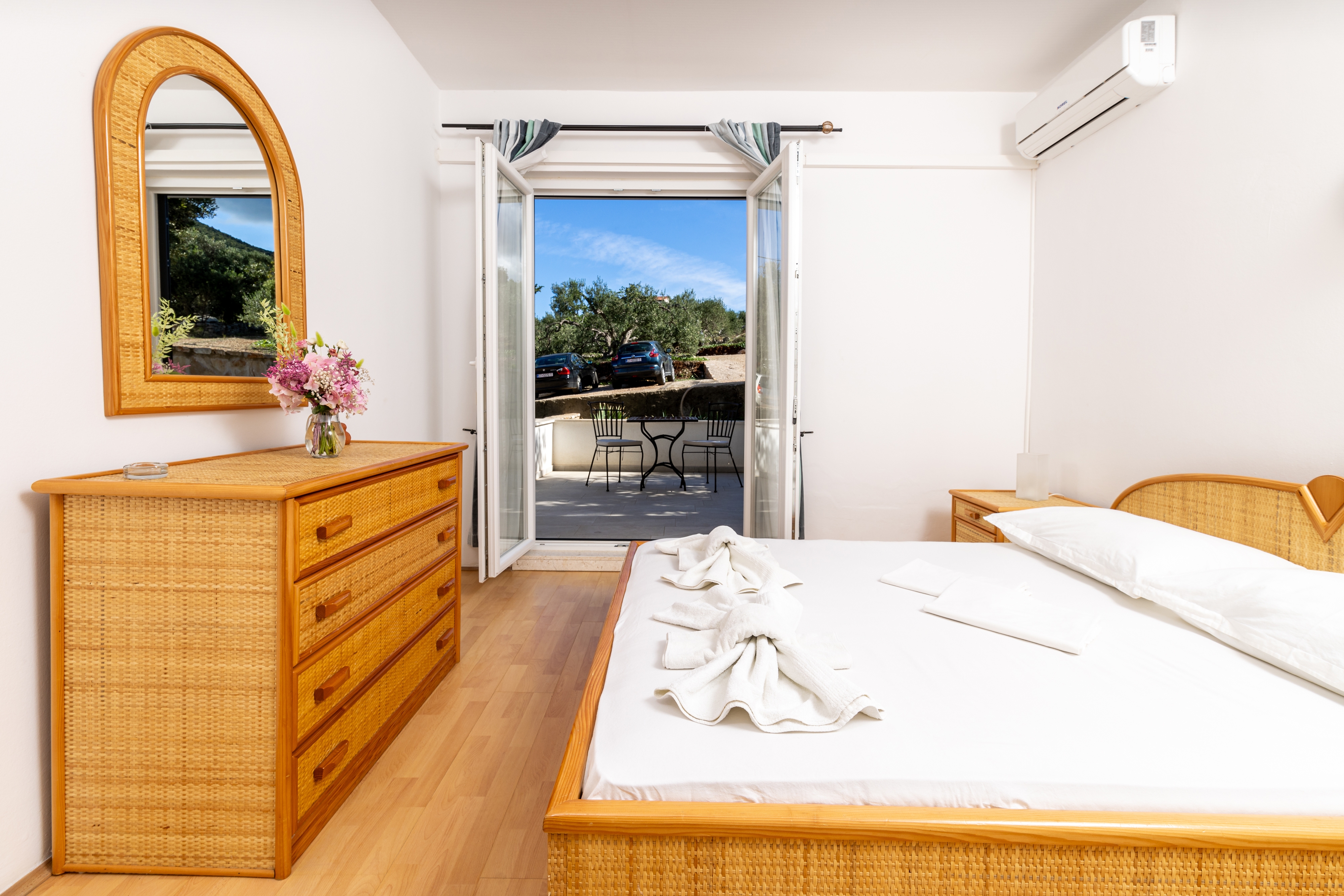 Room near beach Cove Pokrivenik, Hvar (S-2069-d) Room near beach Cove Pokrivenik, Hvar (S-2069-d)