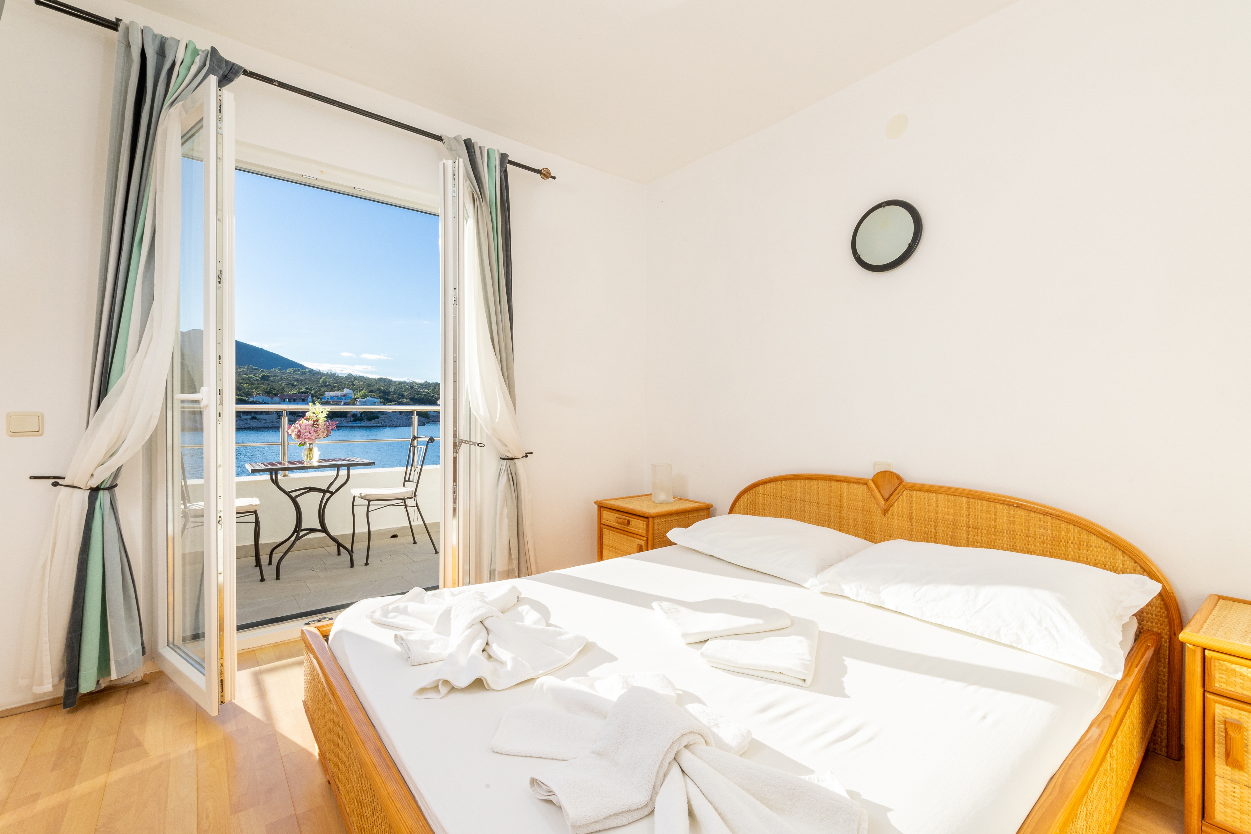 Room near beach Cove Pokrivenik, Hvar (S-2069-f) Room near beach Cove Pokrivenik, Hvar (S-2069-f)