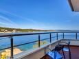 Pokrivenik, Terrasse dans l’hébergement en type room, avec la vue sur la mer, animaux acceptés et WiFi.