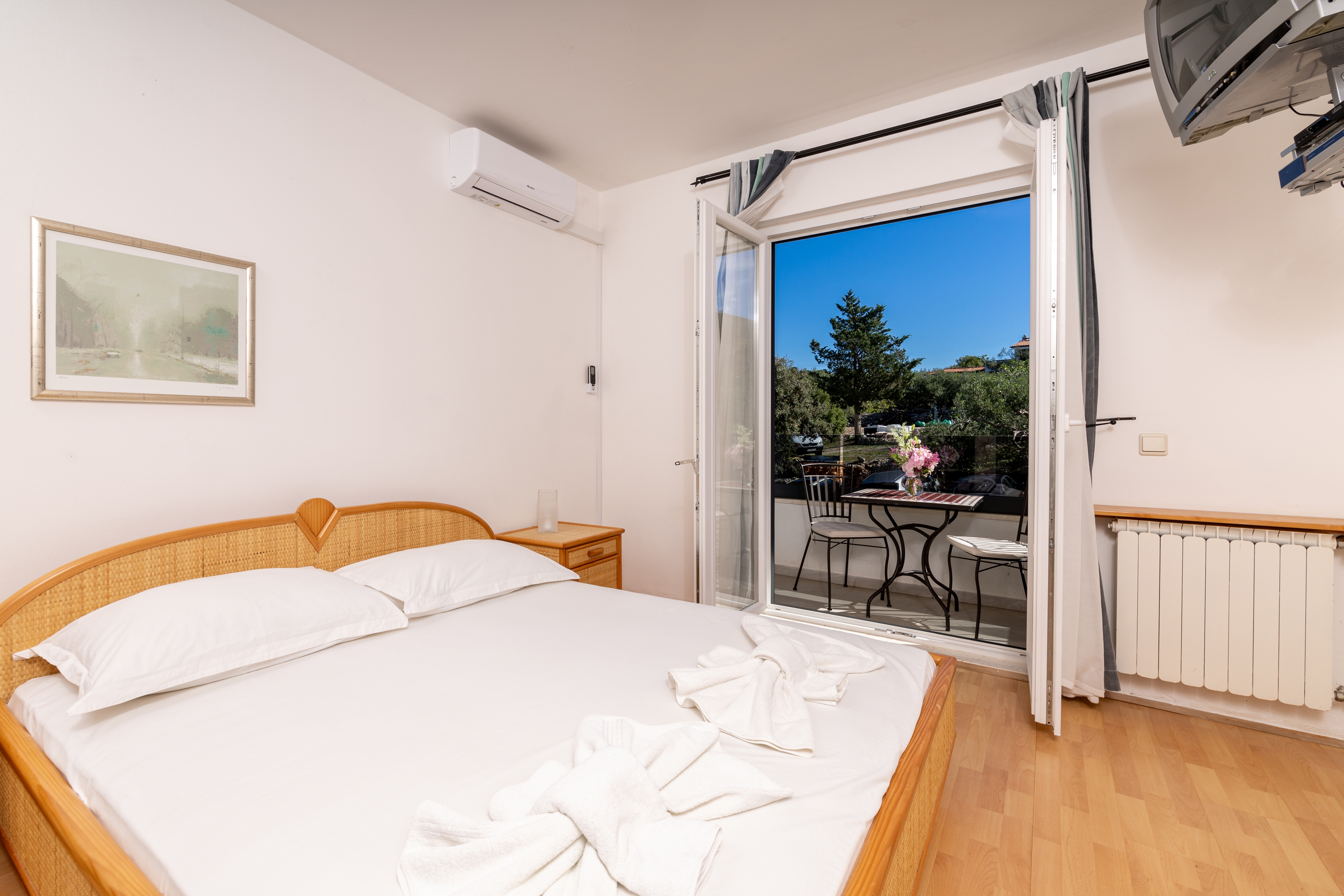 Room near beach Cove Pokrivenik, Hvar (S-2069-m) Room near beach Cove Pokrivenik, Hvar (S-2069-m)