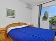 Ložnice Pokrivenik, Ložnice v ubytování typu room, s klimatizací, domácí mazlíčci povoleni a WiFi.