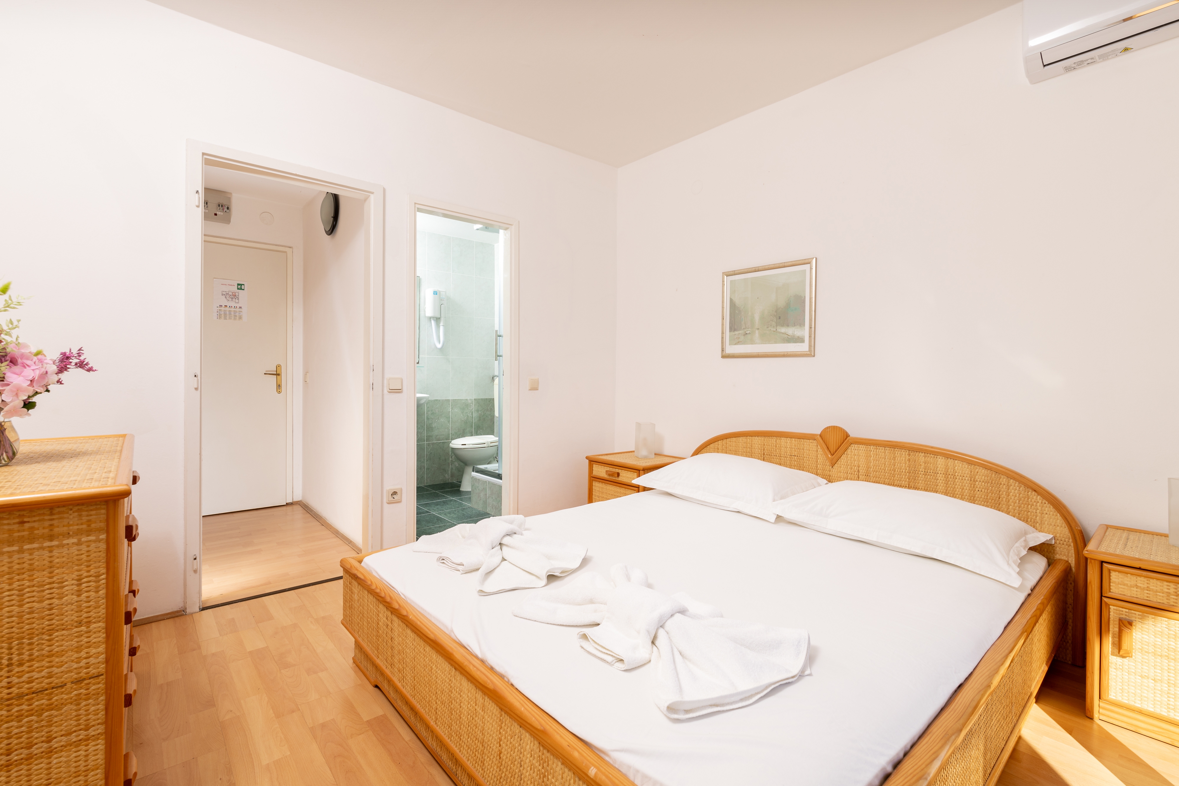 Room near beach Cove Pokrivenik, Hvar (S-2069-m) Room near beach Cove Pokrivenik, Hvar (S-2069-m)