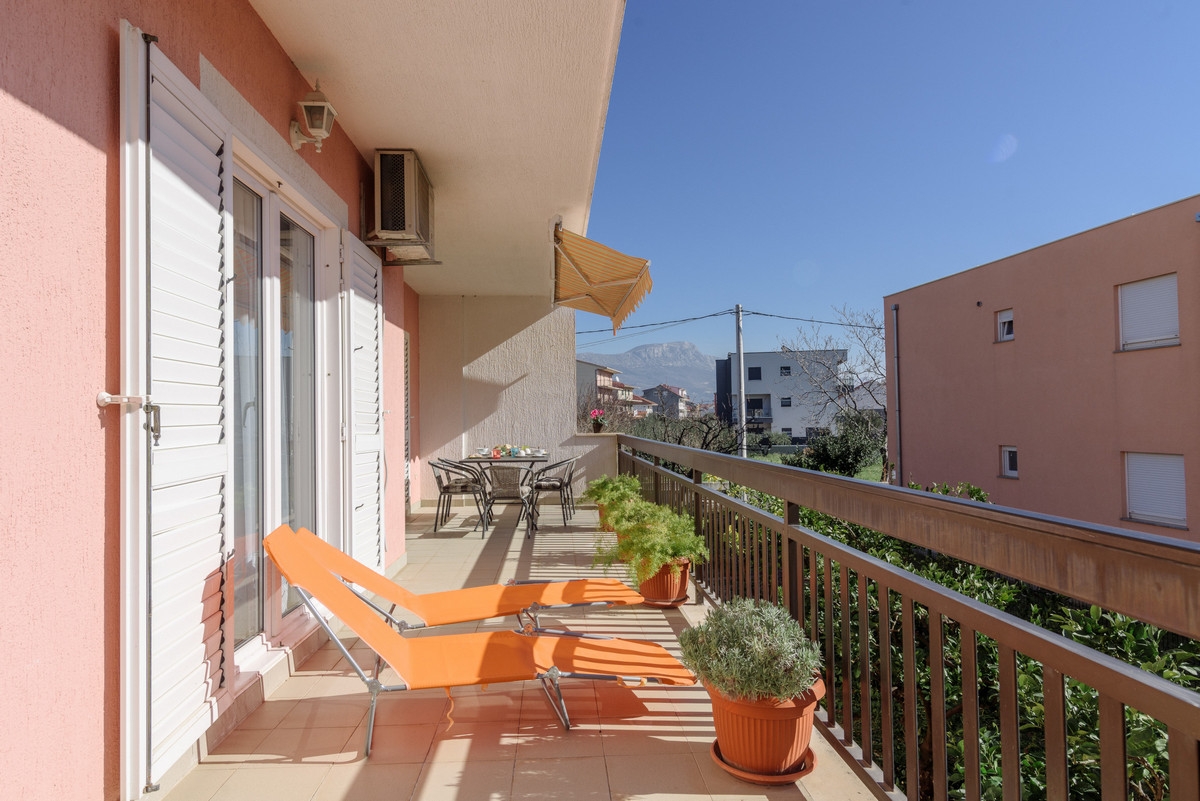 Dvosobni apartman s terasom Kaštel Novi, Kaštela  A-a