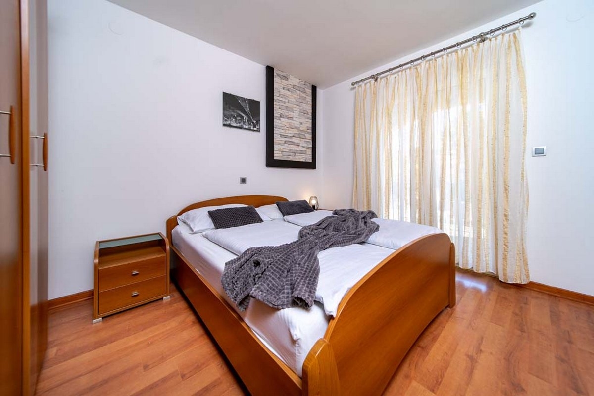 Two bedroom apartment with terrace Lopar, Rab  A-b