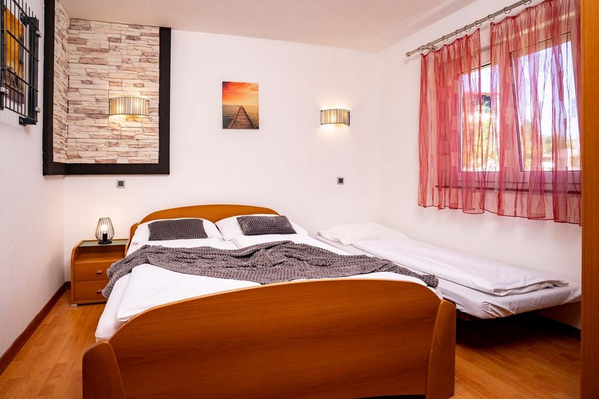 Two bedroom apartment with terrace Lopar, Rab  A-b