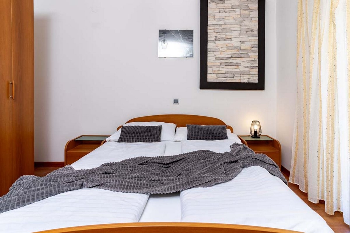 Two bedroom apartment with terrace Lopar, Rab  A-b