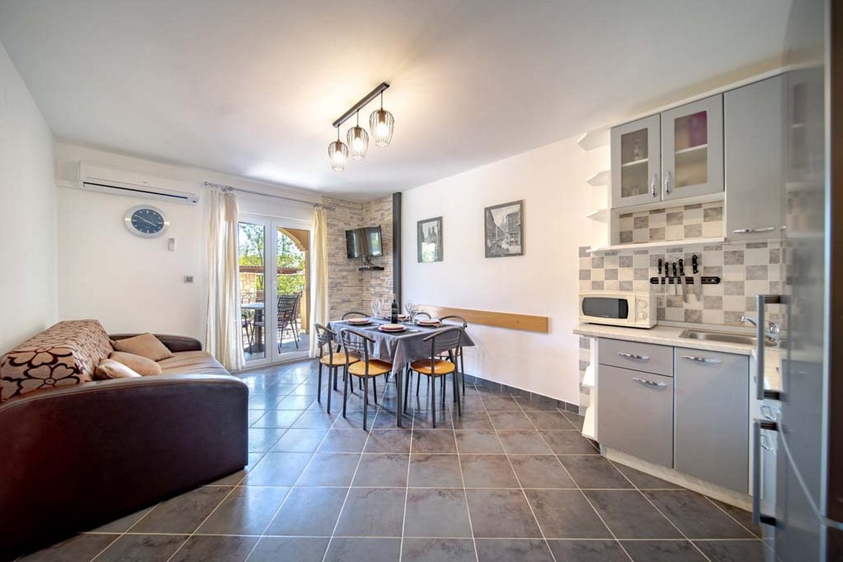 Two bedroom apartment with terrace Lopar, Rab  A-b