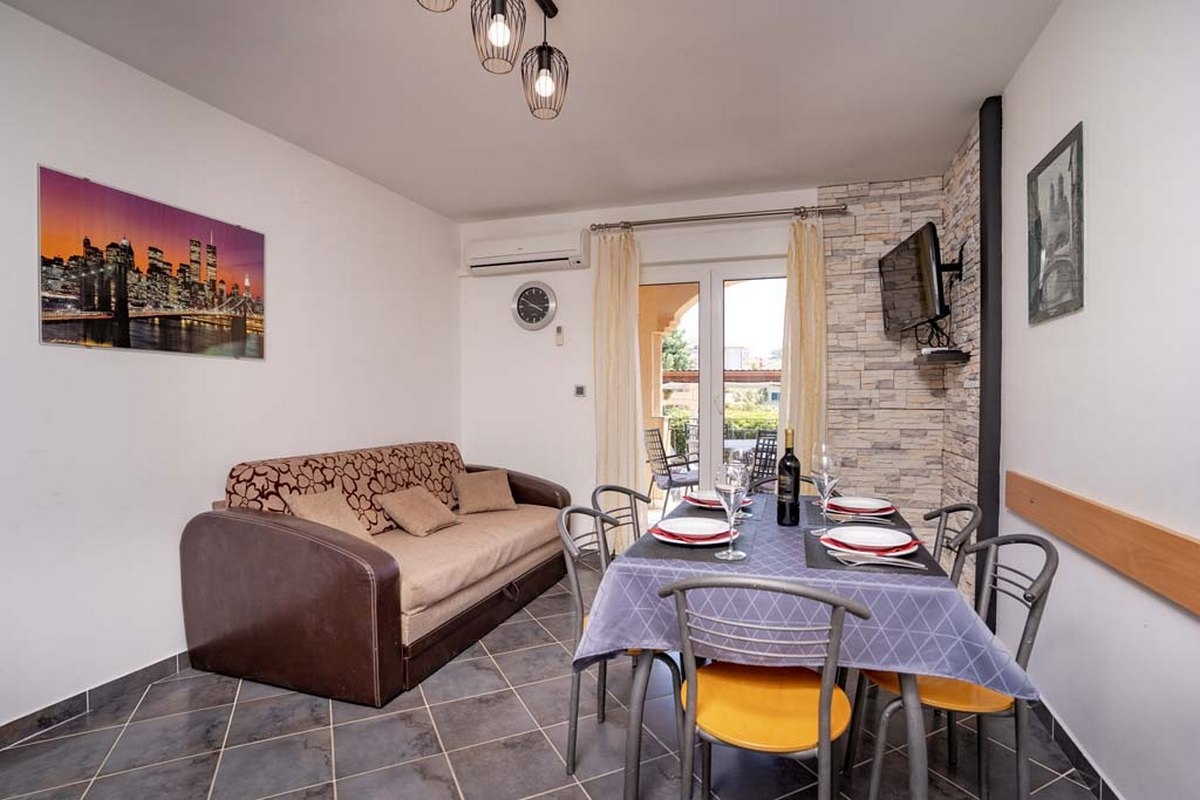 Two bedroom apartment with terrace Lopar, Rab  A-b