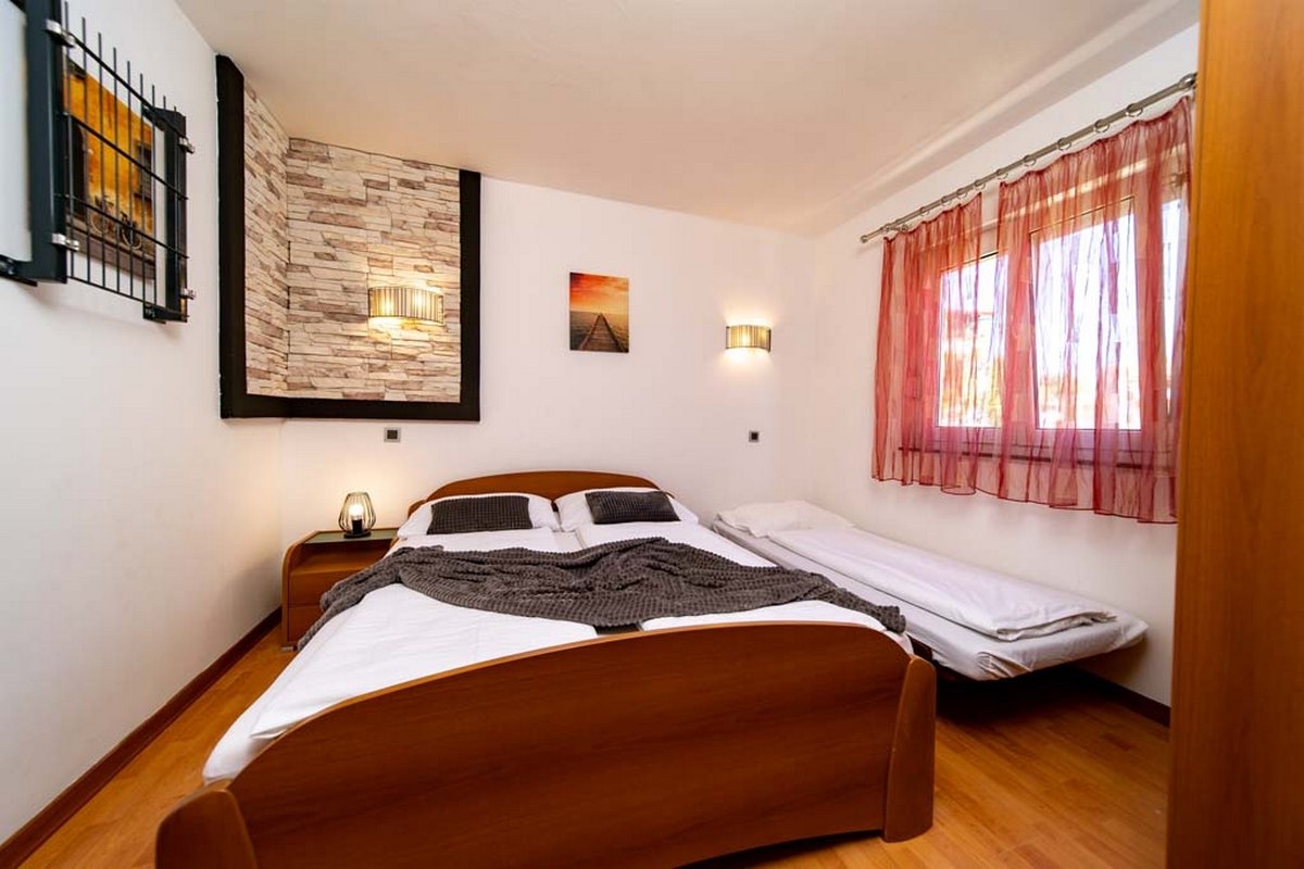 Two bedroom apartment with terrace Lopar, Rab  A-d