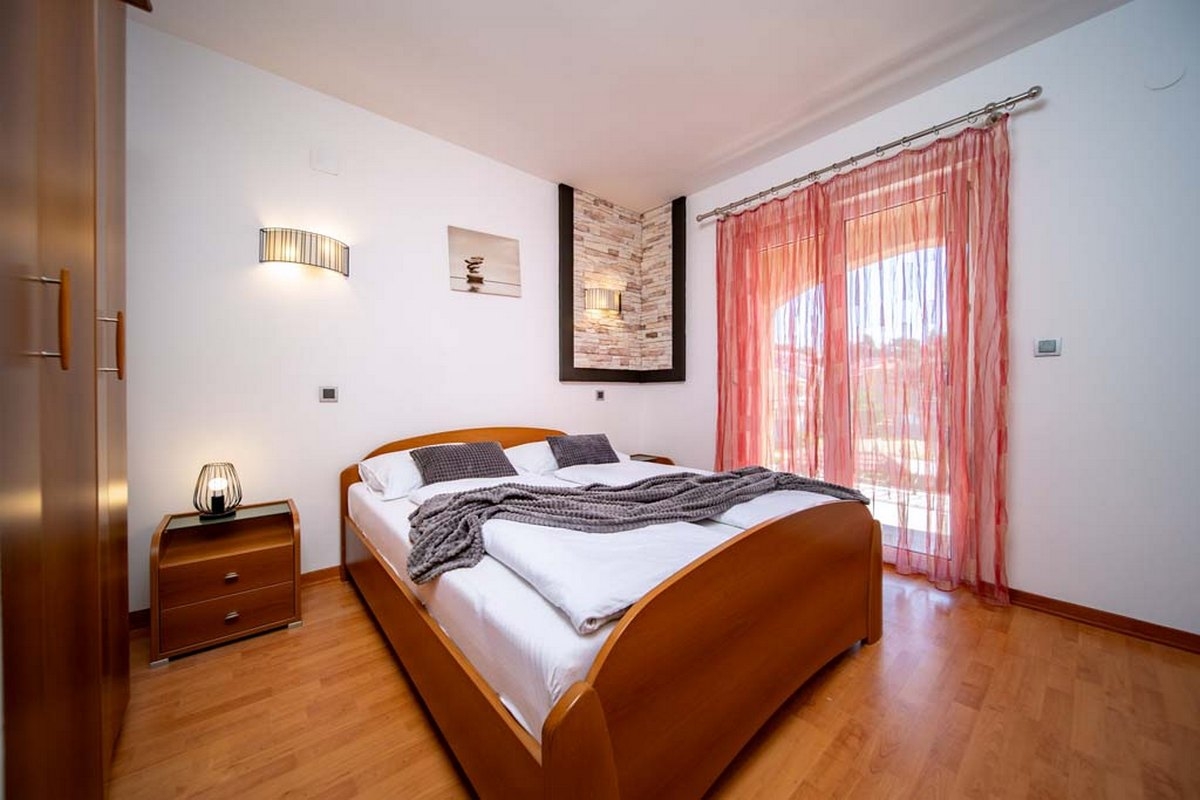 Two bedroom apartment with terrace Lopar, Rab  A-d