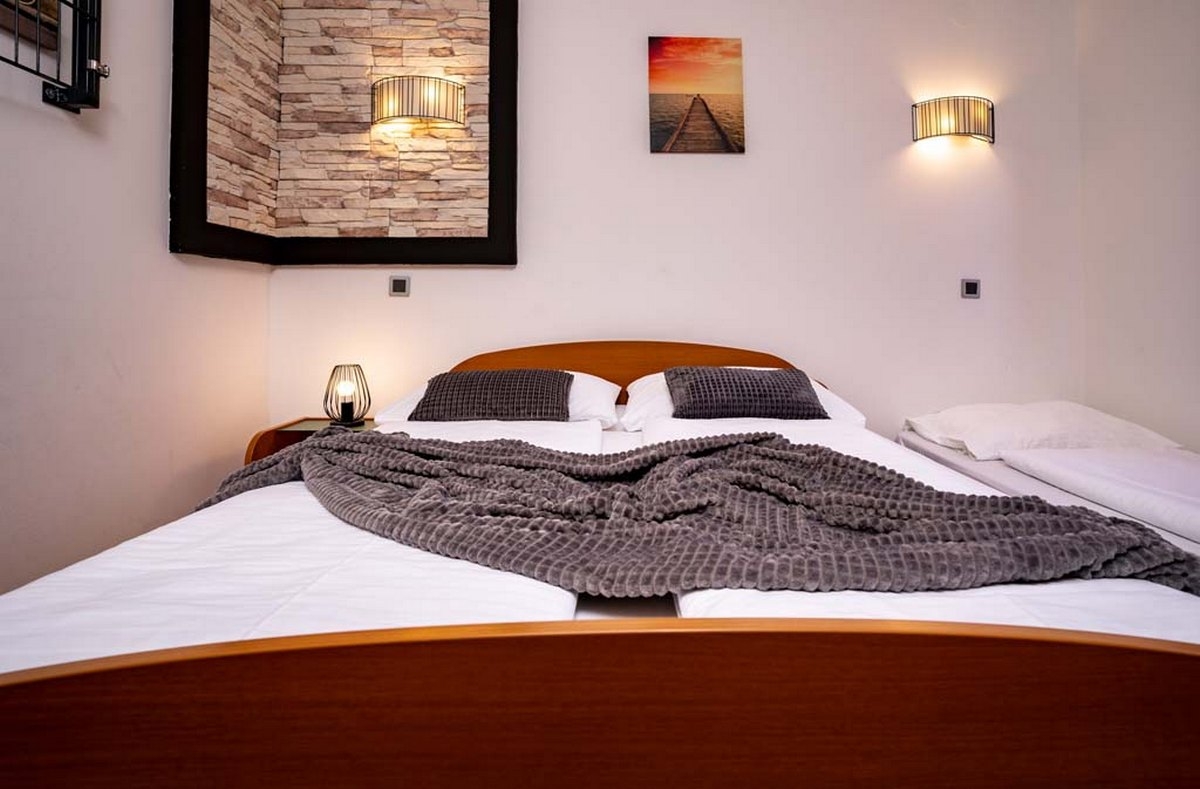 Two bedroom apartment with terrace Lopar, Rab  A-d