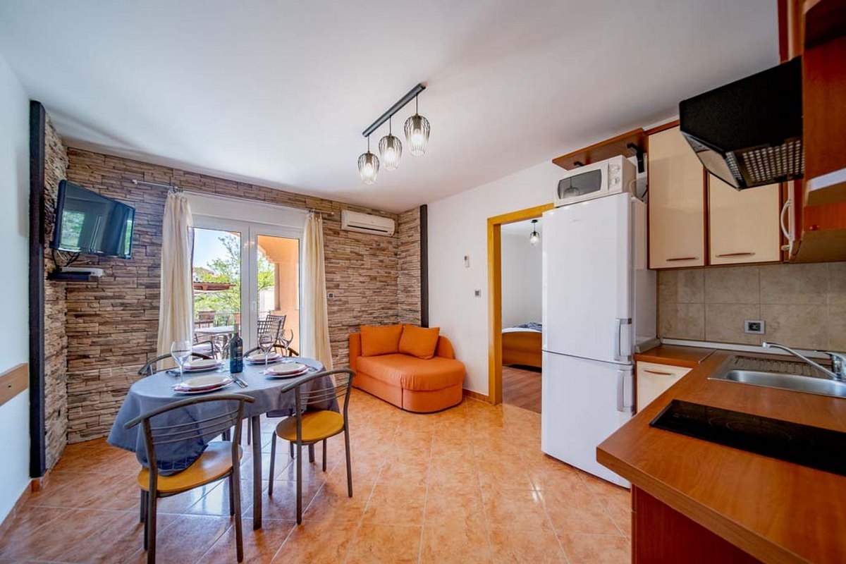 Two bedroom apartment with terrace Lopar, Rab  A-e