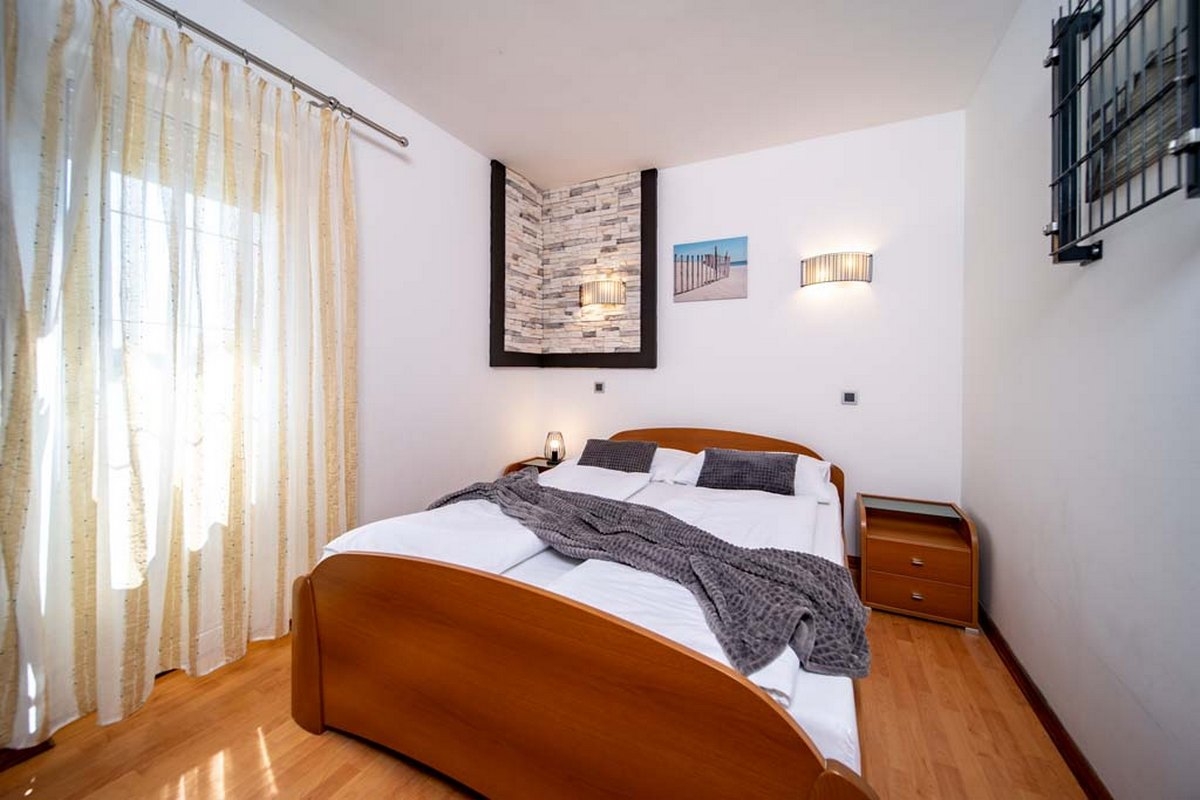 Two bedroom apartment with terrace Lopar, Rab  A-f