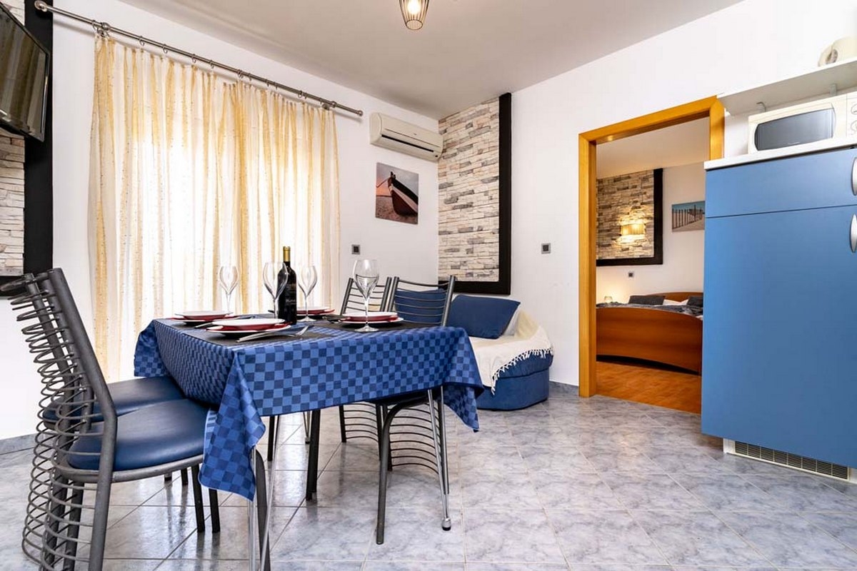 Two bedroom apartment with terrace Lopar, Rab  A-f