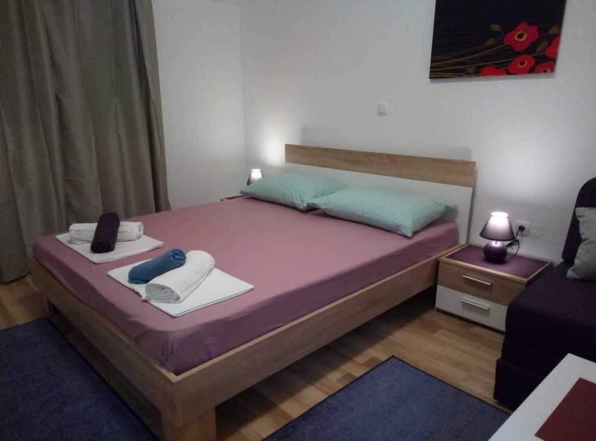 One bedroom apartment with balcony Kaštel Štafilić, Kaštela  A-c