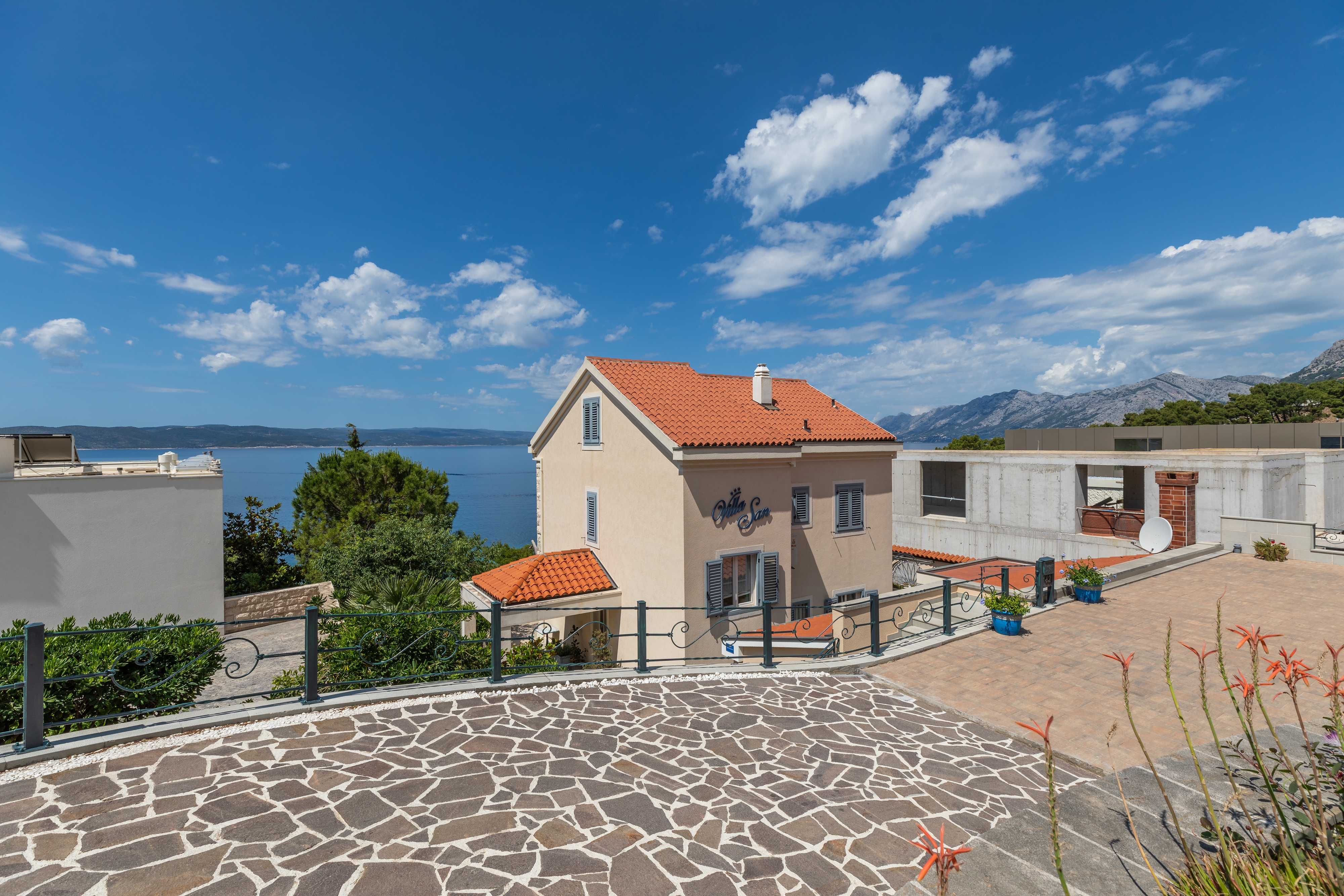 Dvosobni apartma S teraso in pogledom na morje Brela, Makarska  A-c