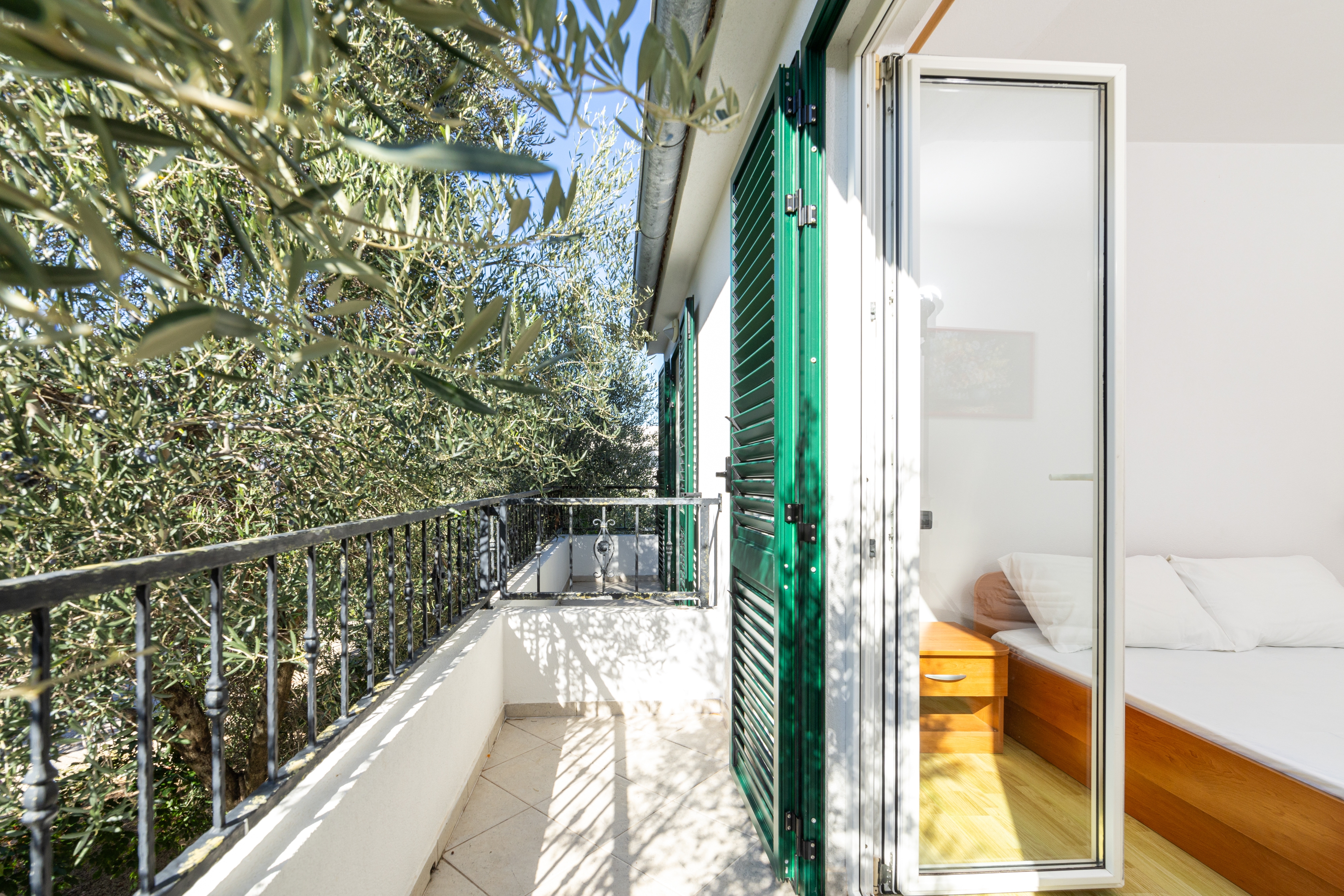 One bedroom apartment near beach Cove Pokrivenik, Hvar  A-f