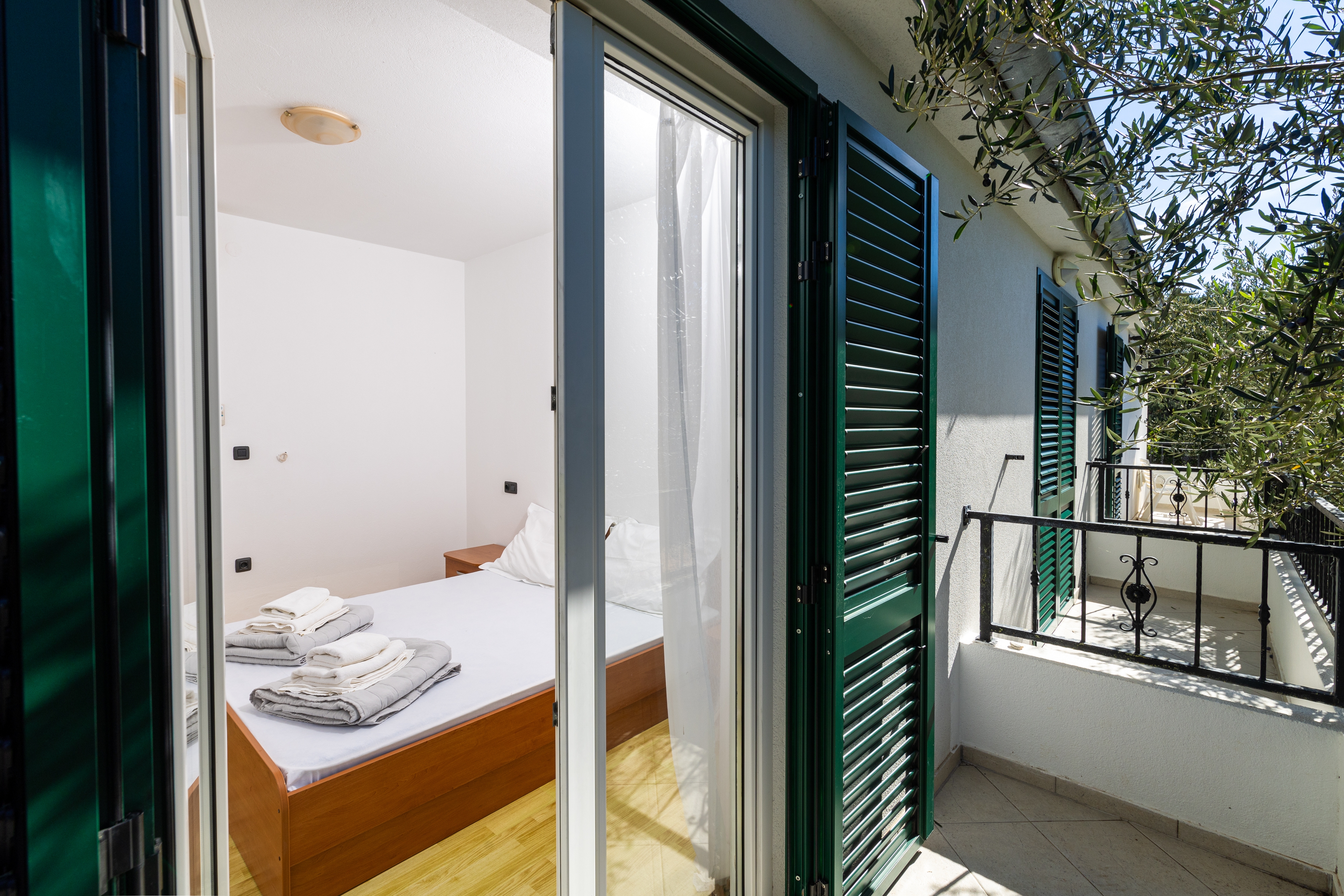 One bedroom apartment near beach Cove Pokrivenik, Hvar  A-g