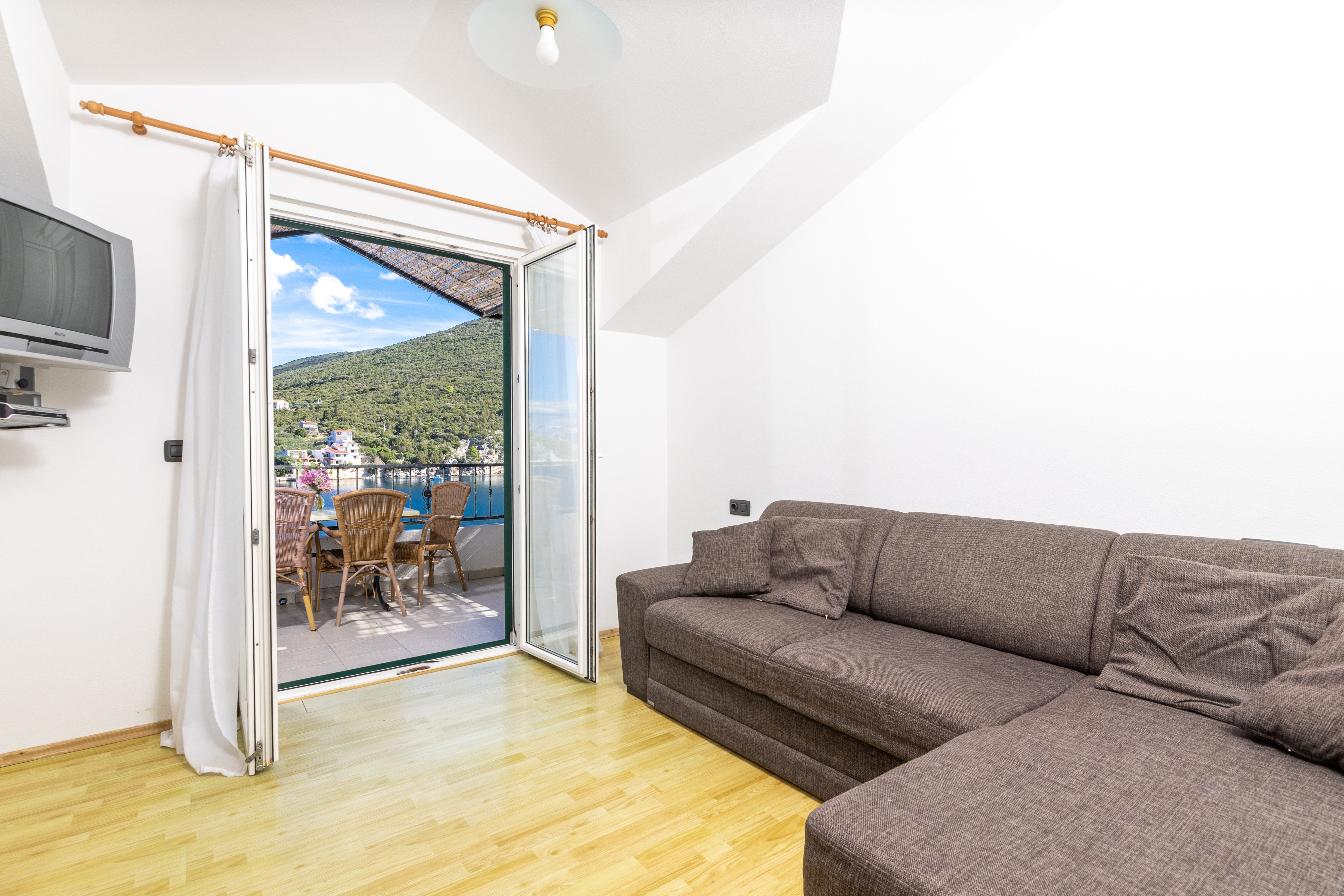 One bedroom apartment near beach Cove Pokrivenik, Hvar (A-2073-g)