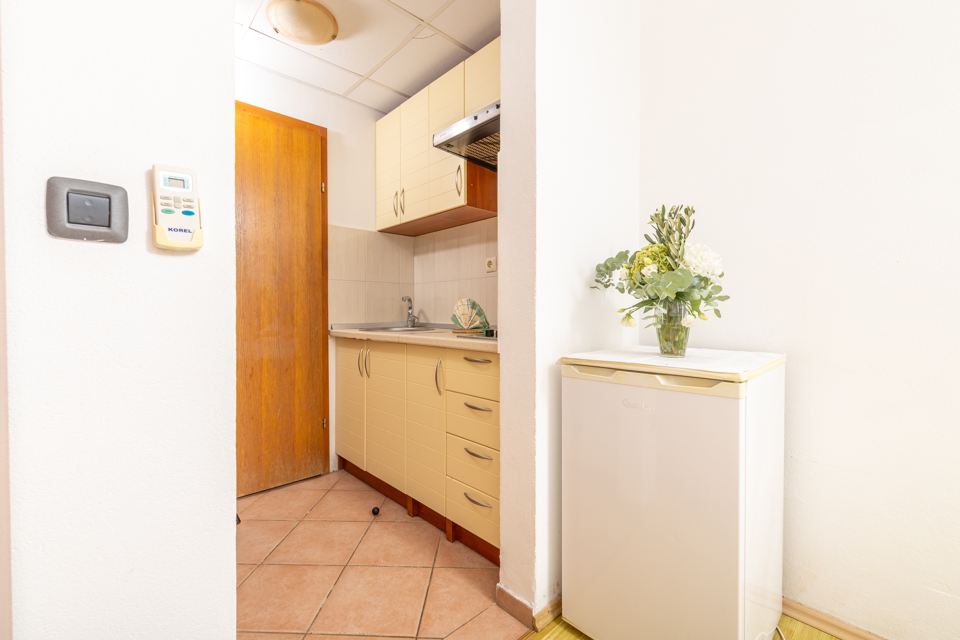 Studio flat near beach Cove Pokrivenik, Hvar (AS-2073-b)