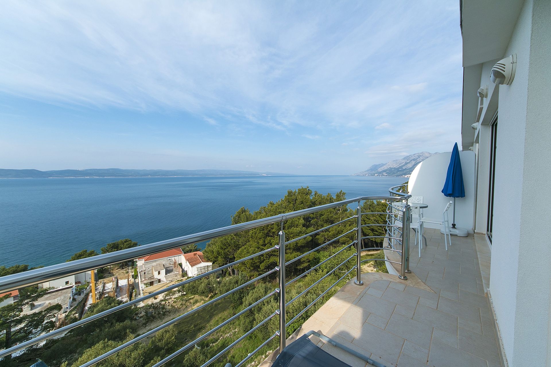 One bedroom apartment with balcony and sea view Brela, Makarska  A-c