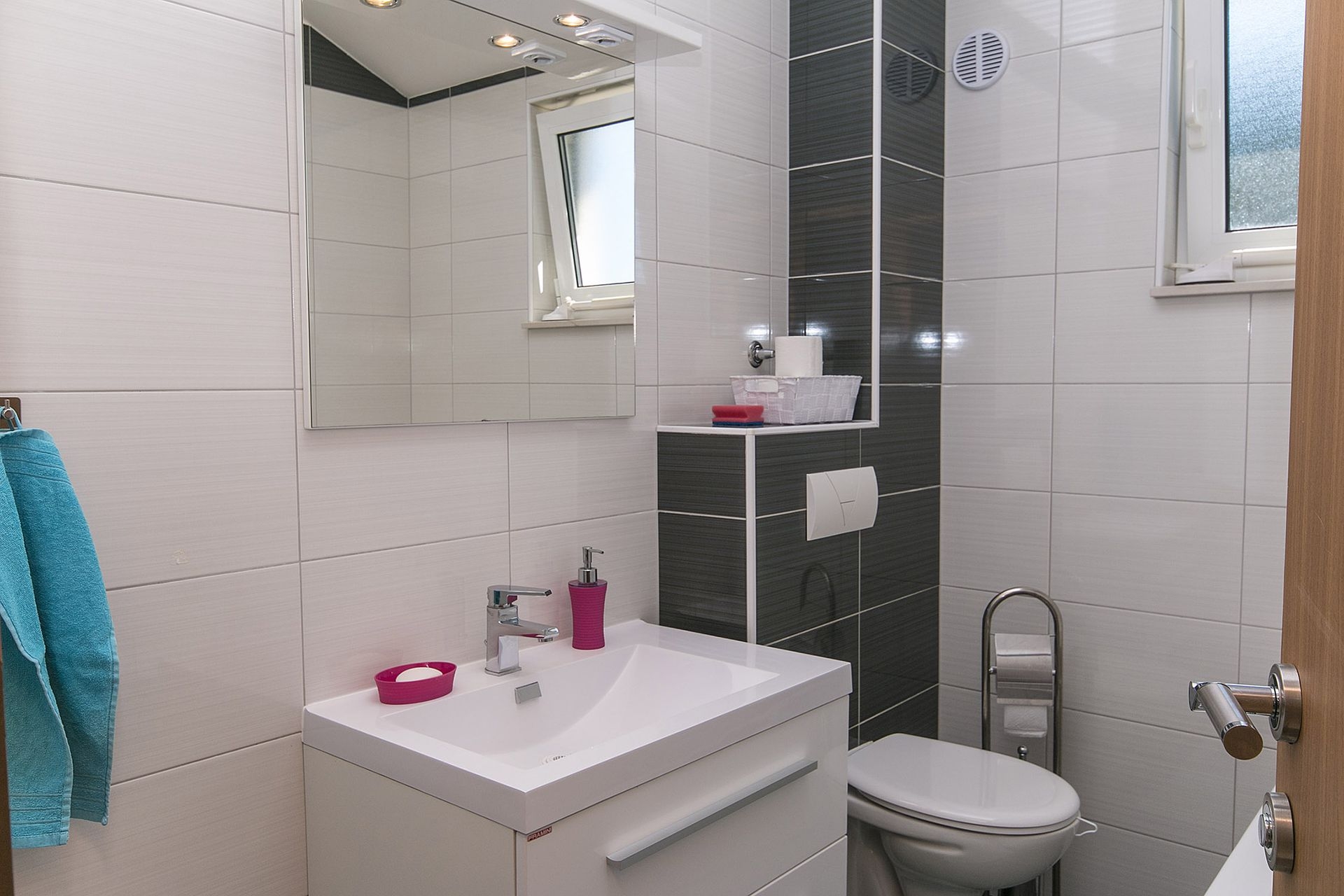 One bedroom apartment with balcony and sea view Brela, Makarska  A-c