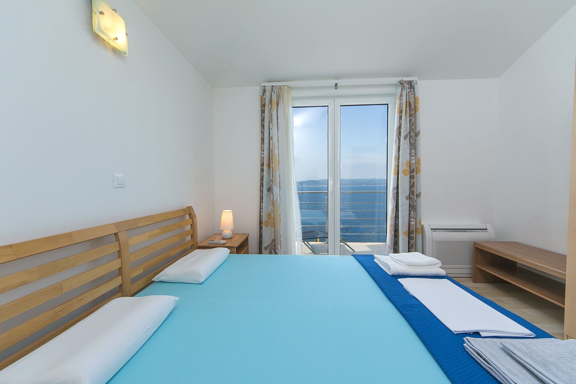 One bedroom apartment with balcony and sea view Brela, Makarska  A-c